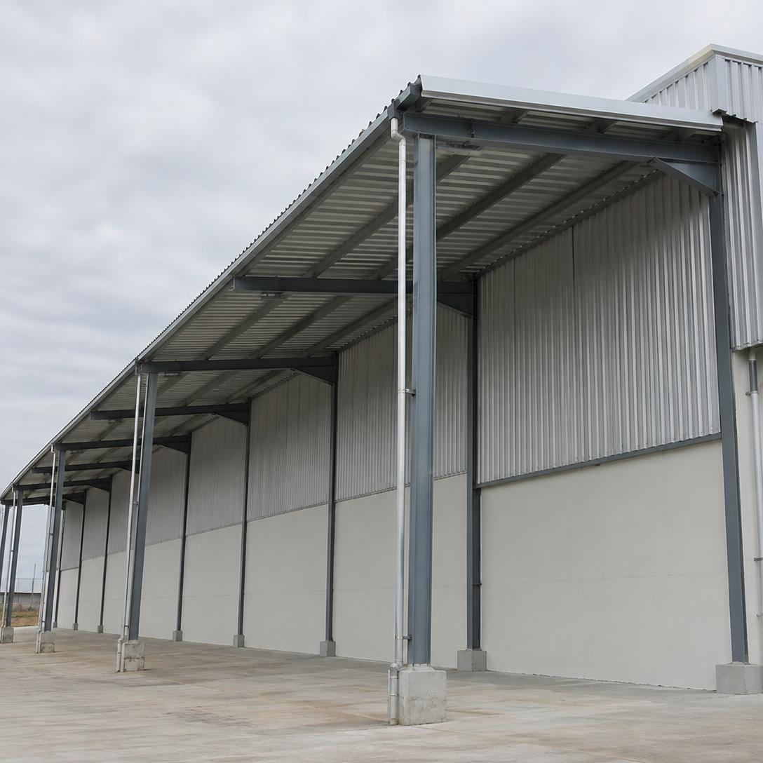 Estrutura metálica de grande porte — telhado industrial
